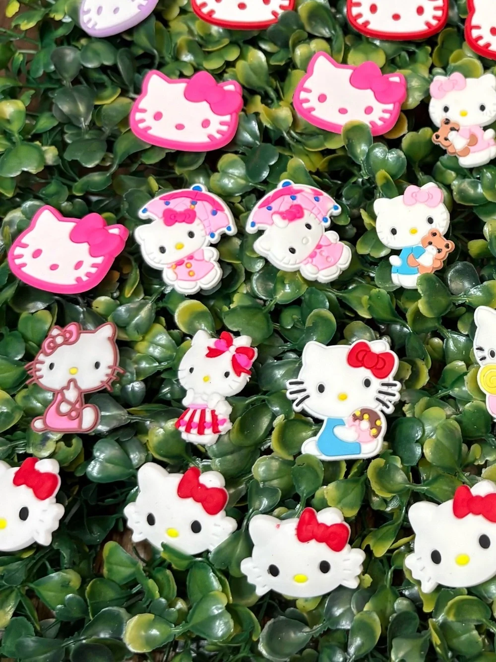 CROCS Hello Kitty Assorted Jibbitz Charms in White, Pink, Red